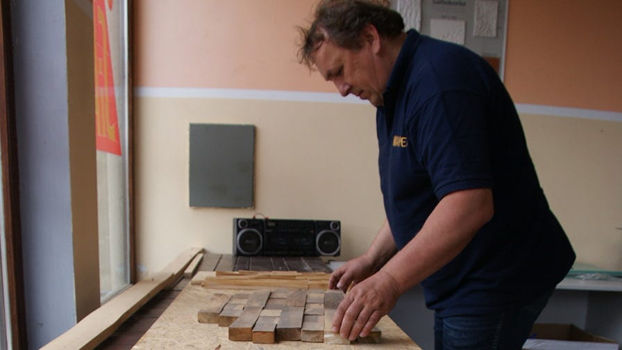 Goran Margetić u procesu stvaranja novog drveni proizvoda. Vjerojatno će biti nešto izvanredno! 